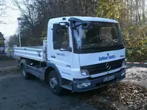 Dieser Mercedes Kipper kommt an der Baustelle auf dem G�hrener Kleinbahnhof zum Einsatz.Aufnahme vom 12.November 2011.