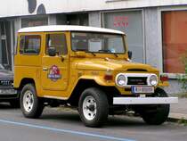 Toyota Land Cruiser  mit Jurassic-Park Werbeaufkleber vor dem ehemaligen Kino zu RIED i.I. 070528