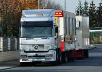 MB Actros Schaustellerfahrzeug mit H�nger im Industriegebiet Silberberg in EU - 05.11.2011