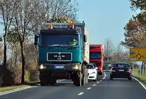 MAN Sattelzug mit Zuckerr�ben beladen, auf dem Weg kurz vor der Zuckerfabrik Euskirchen - 09.11.2011