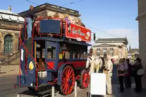 Nostalgie vom Feinsten: Ein historischer Pferde- Bus  ist am 06.10.2011 im Rahmen einer Stadtrundfahrt auf dem Weg zum Dresdener Theaterplatz (hinten im Bild) und befindet sich gerade zwischen Zwinger und Taschenbergpalais.