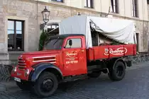 Ein gut erhaltener  Garant 32 , gebaut zwischen 1956 und 1961 im VEB Robur-Werke Zittau (ehemals Fa.  Ph�nomen ) steht am 06.10.2011 als Brauereifahrzeug am Dresdener Terrassenufer.