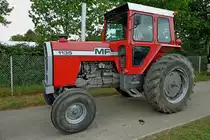 Massey Ferguson MF1135, 6-Zyl.Perkins-Diesel mit 5,8L Hubraum, wurde von 1973-78 gebaut, Traktorentreff Breisach, Sept.2011