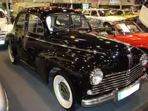 Peugeot 203 Limousine. Der 203 war Peugeot´s erste Neuentwicklung nach dem 2. Weltkrieg. Er wurde von 1949 - 1960 produziert. Der 4-Zylinderreihenmotor hat 1.290 cm� Hubraum und hatte 42 PS. Lediglich die Lieferwagenmodelle U4 leisteten durch die Best�ckung mit einem Zenith 32IM Vergaser 45 PS. Es wurden fast 686.000 Einheiten produziert. Essen Motorshow am 29.11.2011.