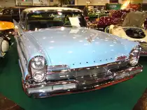 Lincoln Premiere Hardtop Coupe von 1957. Die Premiere Modelle stellten die mittlere Ausstattungsvariante des 1957´er Jahrganges dar. Darunter rangierte der Capri und dar�ber der Continental. Die Leistung des V8-motors betrug 300 PS aus 6.027 cm�. Ein solches Modell war ab US$ 5.149,00 zu haben. Beim Preis wurde ersichtlich, das Lincoln die Premiunmarke des Ford Konzernes ist. Ein 1957´er Ford Fairlane Club Coupe (also aus dem gleichen Stall) war ab US$ 2.293,00 zu haben. Essen Motorshow am 29.11.2011.