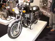 M�nch 4 TTS-E von 1973. Bei dem Modell TTS-E wurde der 1.177 cm� 4-Zylinderreihenmotor aus NSU-Produktion mittels einer Kugelfischer-Benzineinspritzung aus dem BMW 2002 tii mit Krafstoff versorgt. Die Leistung stieg auf damals  sagenhafte  100 PS, die dem Motorrad zu 206 km/h H�chstgeschwindigkeit verhalfen. Laut Expos� dieses Motorrades, lag der Neupreis im Jahr 1973 bei DM 18.593,00. Essen Motor Show am 29.11.2011.