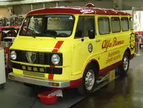 Alfa Romeo F12. 1966 - 1983. Dieser bei uns in Deutschland �u�erst seltene Lieferwagen wurde vom 4-Zylindermotor der Giulietta angetrieben. Soweit ich wei� (Fachleute m�gen mich bitte korrigieren) gab es dieses Modell auch mit einem 2-Zylinderzweitakt-Dieselmotor. Die meisten Fahrzeuge stammen aus italienischen Armeebest�nden. Anhand der mattierten Seitenscheiben, kann man wohl davon ausgehen, das es sich hier um ein ehemaliges Sanit�tsfahrzeug handelt. Essen Motorshow 29.11.2011.