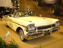 Mercury Turnpike Cruiser Convertible von 1957. Die Modellreihe Turnpike Cruiser war das Topmodell des 1957´er Mercury Modelljahres. Der V8-Motor stammte von der Lincoln-Division im Ford Konzern und leistete 290 PS aus 6.027 cm� Hubraum. Vom Convertible (Cabrio) wurden 1.265 Einheiten zum Preis von US$ 4.103,00 abgesetzt. Der abgelichtete Wagen war das Pacecar der 500 Meilen von Indianapolis im Jahr 1957. Essen Motor Show am 29.11.2011. 