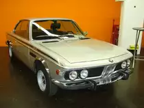 BMW E9 3.0 CSL Coupe. Die CSL-Coupes (Coupe Sport Leichtbau) entstanden in Zusammenarbeit mit ALPINA. Die Produktion erfolgte bei Karmann. Der 3.003 cm� gro�e 6-Zylinderreihenmotor leistet 200 PS. Von diesem, 220 km/h schnellen, Auto wurden 939 Einheiten produziert. Dieser, in der Farbe polarissilber lackierte, 3.0 CSL wurde nach Italien ausgeliefert. Essen Motor Show am 29.11.2011.