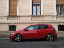  Weihnachtsmann-Roter  VW Golf VI GTI parkiert vor einem alten innenstädtischen Bürgerhaus. Gesehen am Nikolaustag :) (06.12.2011).