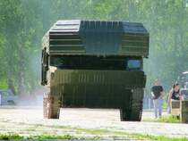 Platz da,  wech da      eine GSP ist im Anmarsch zu einer Vorfhrung
beim 1. Oldtimerpfingsttreffen in Ptnitz 2008