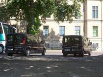 2 Renault Trafic auf dem Parkplatz am Domplatz in Erfurt am 12.05.08.