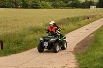 Bild 2/4  First Responder  eilt auf einem Loncin ATV zur Unfallstelle.