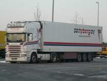 Scania R500 mit Khlauflieger  sonybergoy  aus Estland auf dem Rasthof Nrnberg/Feucht an der A9, 31.01.2012