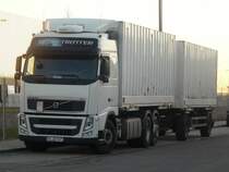 Volvo FH 460 Hngerzug mit Wechselbrcken abgestellt im Nrnberger Hafengebiet, 15.01.2012