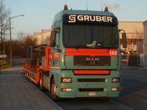 MAN TGA 18.440 von  Gruber Logistics  aus Italien geniet die letzten Sonnenstrahlen des 15.01.2012 im Nrnberger Hafengebiet 