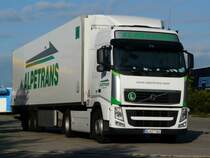 Volvo FH 460 mit Khlauflieger von  Alpetrans  aus der Slowakei auf dem Rasthof Wrnitz, 24.07.2011