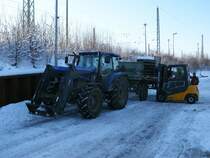 Dieser Quicke mit Hnger wurde,am 04.Februar 2012,am Baumarkt in Bergen/Rgen beladen.