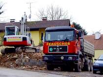 AF wartet auf die Beladung von Abrissmaterial; 120127