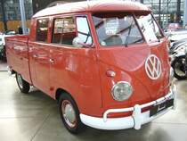 VW T1 Pritschenwagen mit Doppelkabine der Baujahre 1960 - 1963. Ab 1960 konnte der T1 Pritschenwagen erstmalig mit einer Doppelkabine geordert werden. Hier wurde eine US-Auslieferung des Jahrganges 1960 in der der Farbe sealing wax red abgelichtet. Nach seinem aktiven Arbeitsleben wurde die Doka restauriert und mit dem 90 PS starken Motor des Porsche 912 versehen. Classic Remise Dsseldorf am 05.02.2012.