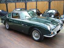 Aston Martin DB6 Vantage. 1965 - 1970. Der DB 6 wurde von einem 4.0 Liter 6-Zylinderreihenmotor angetrieben und leistete 285 PS. Beim sportlicheren Modell Vantage wurden die drei serienmigen SU-Vergaser gegen drei Weber-Vergaser ausgetauscht, was eine Mehrleistung von 40 PS ausmachte. Der abgelichtete DB 6 ist in der seltenen Farbe Goodwood green lackiert. Classic Remise Dsseldorf am 05.02.2012.