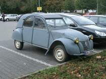 Citroen 2CV,am 08.Oktober 2011,auf einem Parkplatz in Putbus.