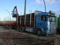 Ebenfalls am 12.Oktober 2011 war Dieser SCANIA-Holztransporter auf dem Bahnhof in Bergen/Rgen.