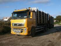 Am 12.Oktober 2011,stand Dieser VOLVO-Hngerzug beladen mit Holz,auf der Ladestrae in Bergen/Rgen.