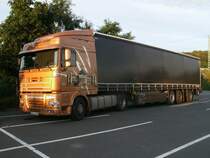Seit meinem Beginn mit dem Fotografieren von LKW`s,am 11.April 2008,habe ich es mit dem heutigen Tage auf 1000 Bilder bei Fahrzeugbilder.de geschafft,aus diesem Anlass habe ich ein Foto ausgewhlt,von einem goldenen DAF-Sattelzug den ich,am 27.Juli 2011,am Abend in Bergen/Rgen fotografierte.