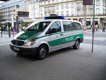 Mercedes Kleinbus Polizeiwagen am Karlsruher HBF.