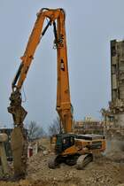 Caterpillar 345CL der Firma Mo aus Lingen/Ems rumt am 07.02.2012 mit seiner Betonschere Bauschutt auf einer Baustelle in Aachen an der Kopernikusstrasse auf.