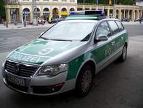 VW Passat Polizeifahrzeug am Karlsruher HBF.