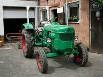 Deutz 4005 mit angehngtem Wender, gesehen in 36100 Petersberg-Marbach am 20.05.08