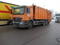 MB Actros von VEOLIA UMWELTSERVICE in einem Gewerbegebiet bei Bergkirchen, Kreis Dachau am 09.02.2012.