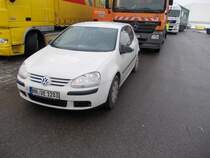 VW Golf V von VEOLIA UMWELTSERVICE ganz in zivil am 09.02.2012 bei Bergkirchen, Kreis Dachau entdeckt. Dahinter ein Mllfahrzeug des gleichen Unternehmens.