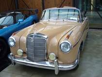 Mercedes Benz 220 SE Cabriolet (W128). Oktober 1958 - November 1960. Ein solches Cabriolet kostete bei seiner Markteinfhrung in Grundausstattung DM 23.400,00. Der 6-Zylinderreihenmotor mit einer Bosch Zweistempel-Einspritzpumpe leistet 115 PS aus 2.195 cm Hubraum. Classic Remise Dsseldorf am 05.02.2012.