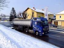 ACTROS-1844 transportiert in seinem Sattelauflieger Dieselkraftstoff zu einer Spedition; 120210