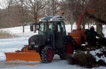 Fendt 209 P, Fahrzeug des stdtischen Grnamtes mit angehngtem, per Abtrieb betriebenem Hcksler; aufgenommen in Rostock am 9.2.2012