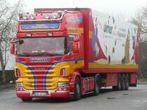 Ein sehr schn gestalteter Scania R500 mit Khlauflieger von  Siegfried Klappenecker  auf dem Rasthof Wrnitz, 29.12.2011