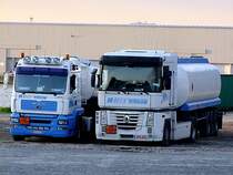 RENAULT-Tanksattel von HEITE-Petroleum �bernachtet neben einem MAN-Tankzug im Hafengebiet von Antwerpen; 110830