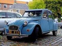 Citroen 2CV6 Special mit  Fetzendach  in der Innenstadt von Middelburg;110829