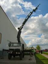 Unimog mit Ladekran beim Treffen im Hartmansdorfer Gewerbegebiet am Nutzfahrzeugmuseum