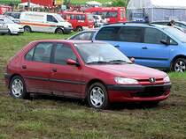 Peugeot 306 XR verl�sst einen Feuerwehrbewerb �ber eine gatschige Wiese;100529