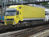 Volvo Sattelschlepper auf einer HUPAC-ROLA in Spiez am 9.7.05