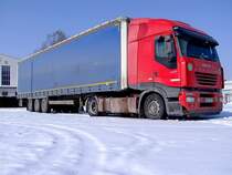 IVECO STRALIS-400 aus der Slowakei verbringt sein Wochenende am verschneiten Rieder Messegel�nde;120211