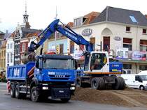 VOLVO EW140B befllt in der Innenstadt von Vlissingen einen IVECO-Kipper;110830