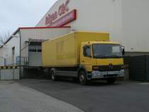 Am Grohandelmarkt in Gademow wurde dieser Mercedes-Kasten-LKW,am 24.Februar 2012,beladen.