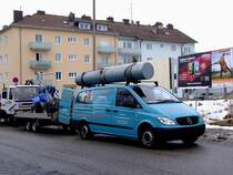 MB-VITO mit Tandemachsanhnger im Einsatz fr ein Werbetafelmontageteam; 120218