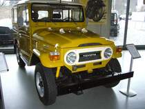 Toyota FJ40 Landcruiser. 1960 - 1984. Der Landcruiser wird schon seit ca. 1950 als Armee- und Forstwirtschaftsfahrzeug hergestellt. Anhand der der FJ4... Bezeichnung kann man erkennen, das hier der der 6-Zylinderdieselreihenmotor mit 131 PS verbaut ist. Classic Remise Dsseldorf am 26.02.2012.