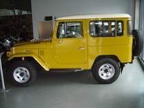 Profilansicht eines Toyota FJ40 Landcruiser. 1960 - 1984. Der abgelichtete Landcruiser stammt aus dem Baujahr 1977. Classic Remise Dsseldorf am 26.02.2012.